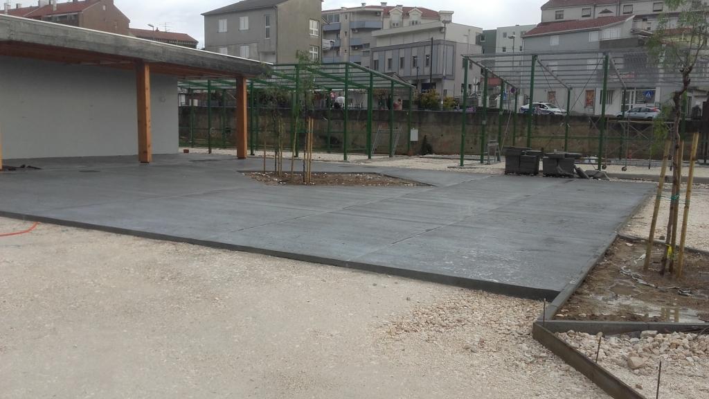 CEMEX "metlani" sivi beton park Pink Panther